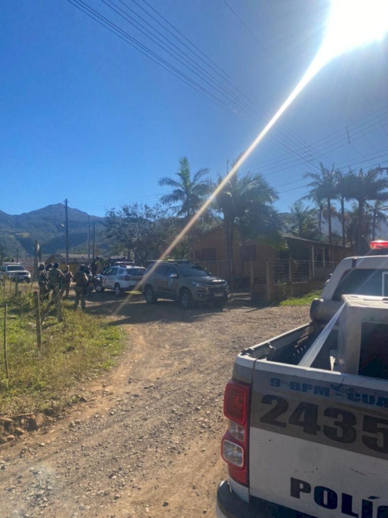 POLÍCIA APREENDE DROGAS, ARMAS E ENVOLVIDOS EM HOMICÍDIO EM SÃO JOÃO DO SUL
