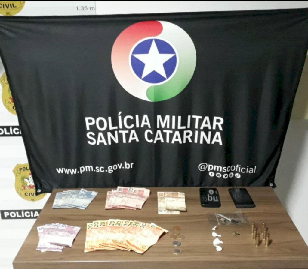 INDIVÍDUO É PRESO POR TRÁFICO DE DROGAS E POSSE IRREGULAR DE MUNIÇÃO EM PASSO DE TORRES