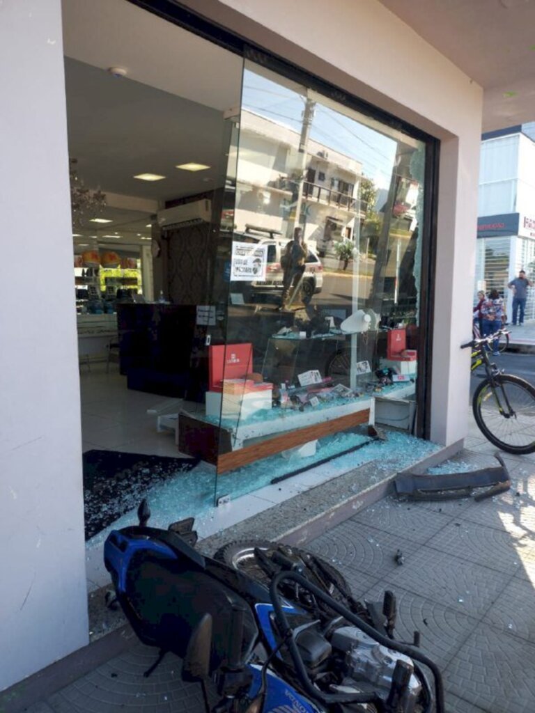 APÓS ACIDENTE, MOTO BATE EM VITRINE DE LOJA NO CENTRO DE SÃO JOÃO DO SUL (VEJA VÍDEO)