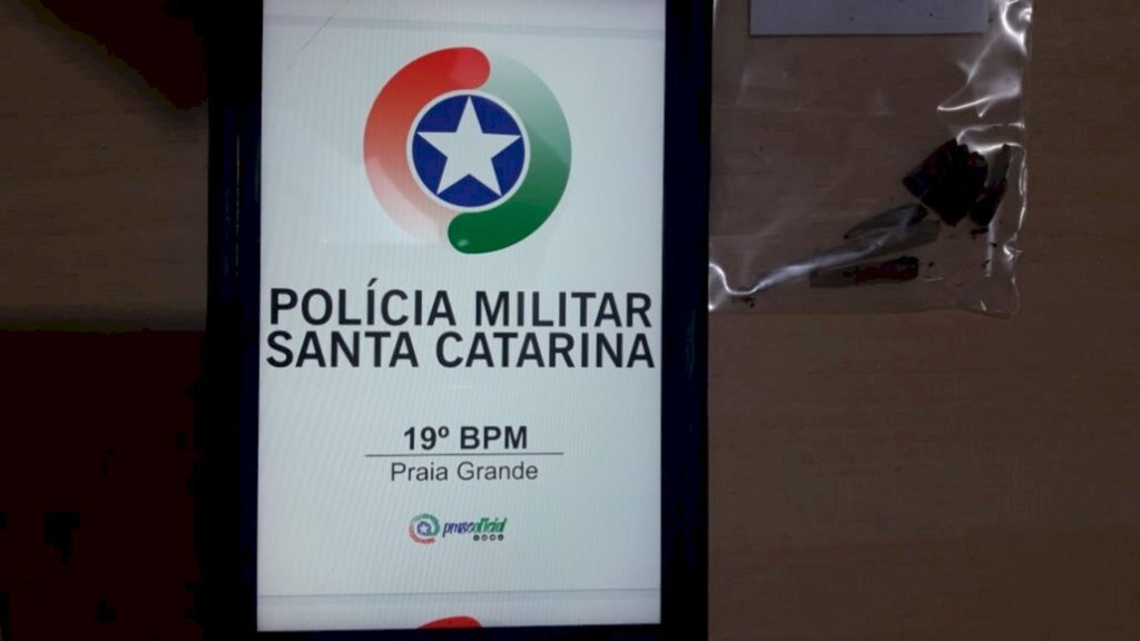 PM DE PRAIA GRANDE ABORDA INDIVÍDUO USUÁRIO DE DROGAS