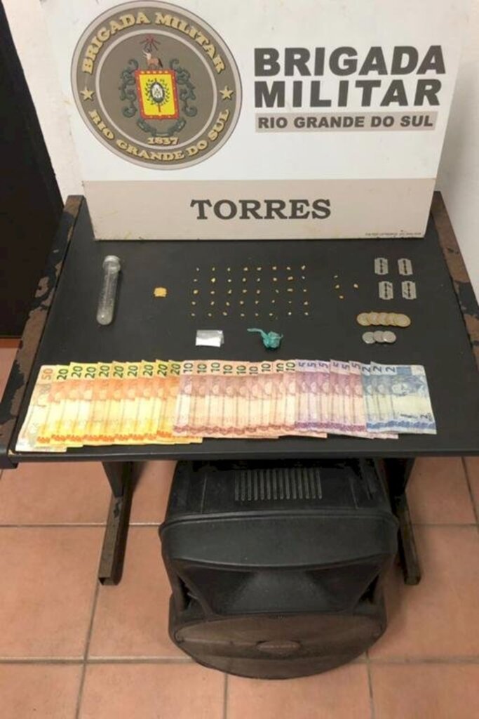 BRIGADA MILITAR DE TORRES PRENDE TRÊS HOMENS POR  TRÁFICO DE DROGAS
