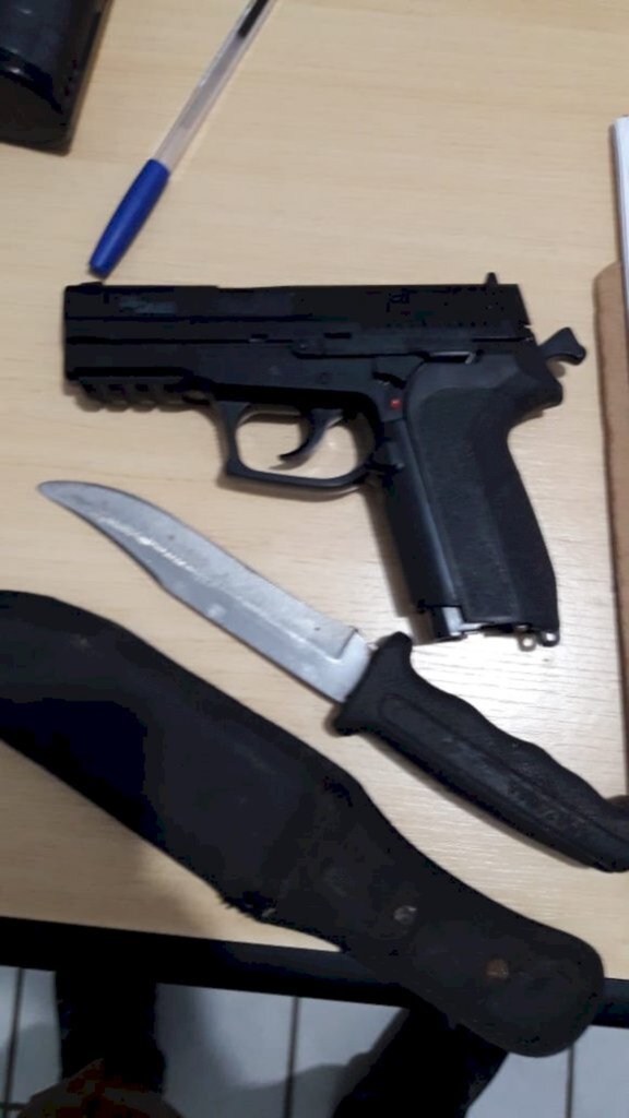 HOMEM É PRESO PORTANDO FACA E ARMA FALSA EM PRAIA GRANDE