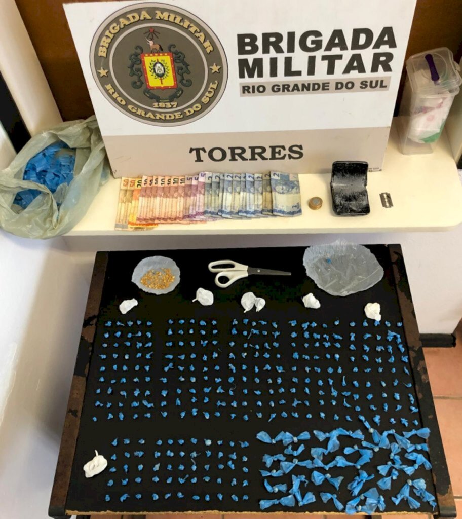 CINCO PESSOAS SÃO PRESAS E QUASE 400 PEDRAS DE CRACK APREENDIDAS DURANTE OPERAÇÃO AVANTE FORÇA TÁTICA EM TORRES