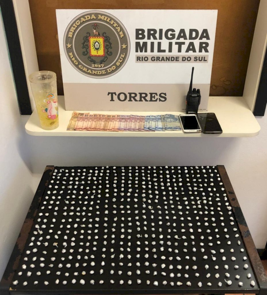 DURANTE OPERAÇÃO INQUIETAÇÃO BM PRENDE HOMEM POR TRÁFICO DE DROGAS EM TORRES