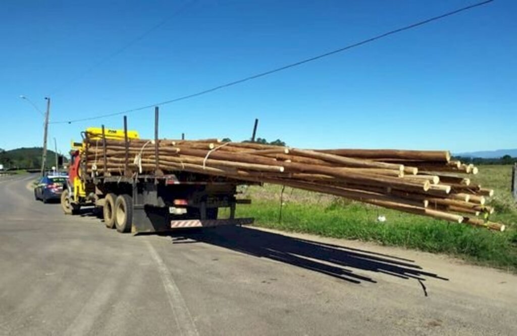 PRF FLAGRA CAMINHÃO COM SEIS METROS DE CARGA PARA FORA DA CARROCERIA NA BR 101 EM MARACAJÁ