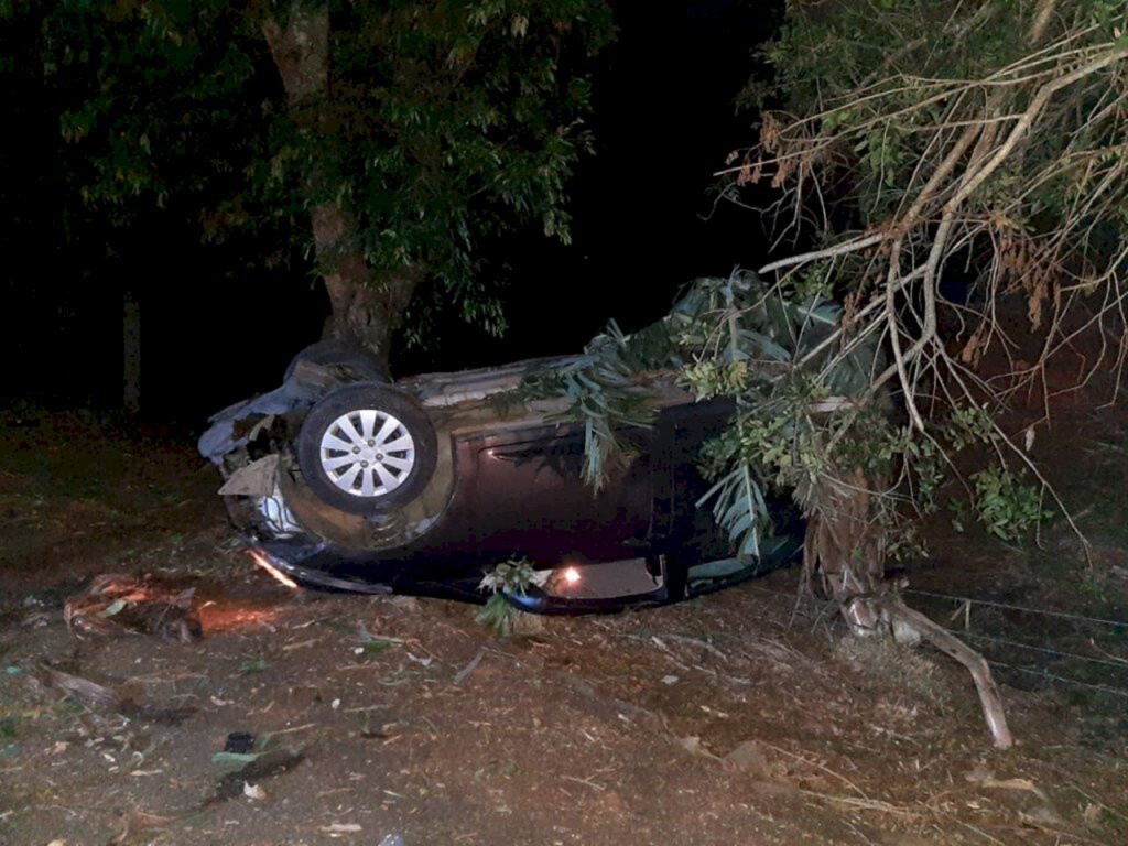 HOMEM CAPOTA VEÍCULO NA DIVISA DE SÃO JOÃO DO SUL E PASSO DE TORRES NA BR-101