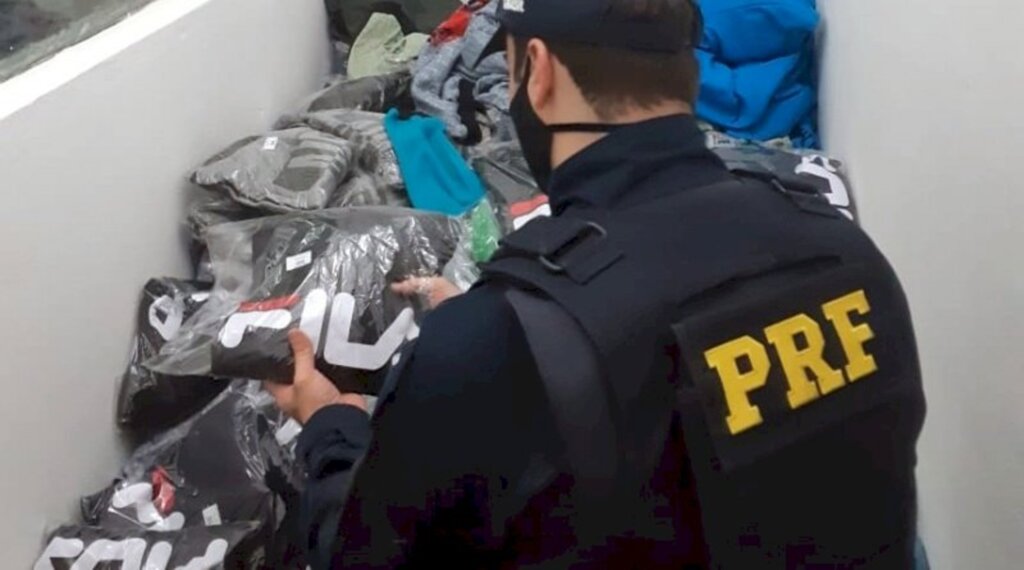 PRF APREENDE 525 PEÇAS DE ROUPAS FALSIFICADAS EM TUBARÃO, NA BR 101