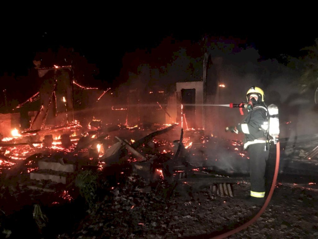 FOGO DESTRÓI CASA EM SÃO JOÃO DO SUL