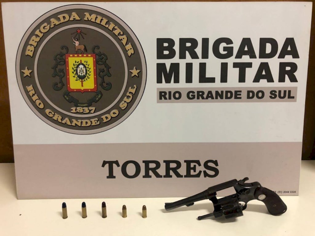 BM PRENDE POR PORTE ILEGAL DE ARMA DE FOGO E RECAPTURA FORAGIDO EM ARROIO DO SAL