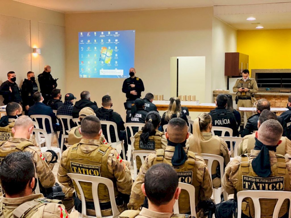 OPERAÇÃO DAS POLÍCIAS CIVIL E MILITAR CUMPRE MANDADOS EM CONJUNTO HABITACIONAL EM ARARANGUÁ