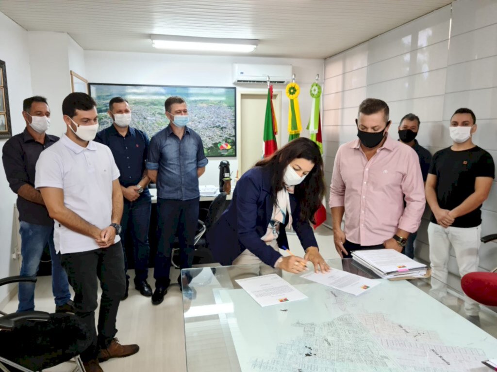 PREFEITA GISLAINE CUNHA ASSINA ORDENS DE SERVIÇOS E CONVÊNIO DE COMPRA DE ANESTÉSICOS PARA O DOM JOAQUIM