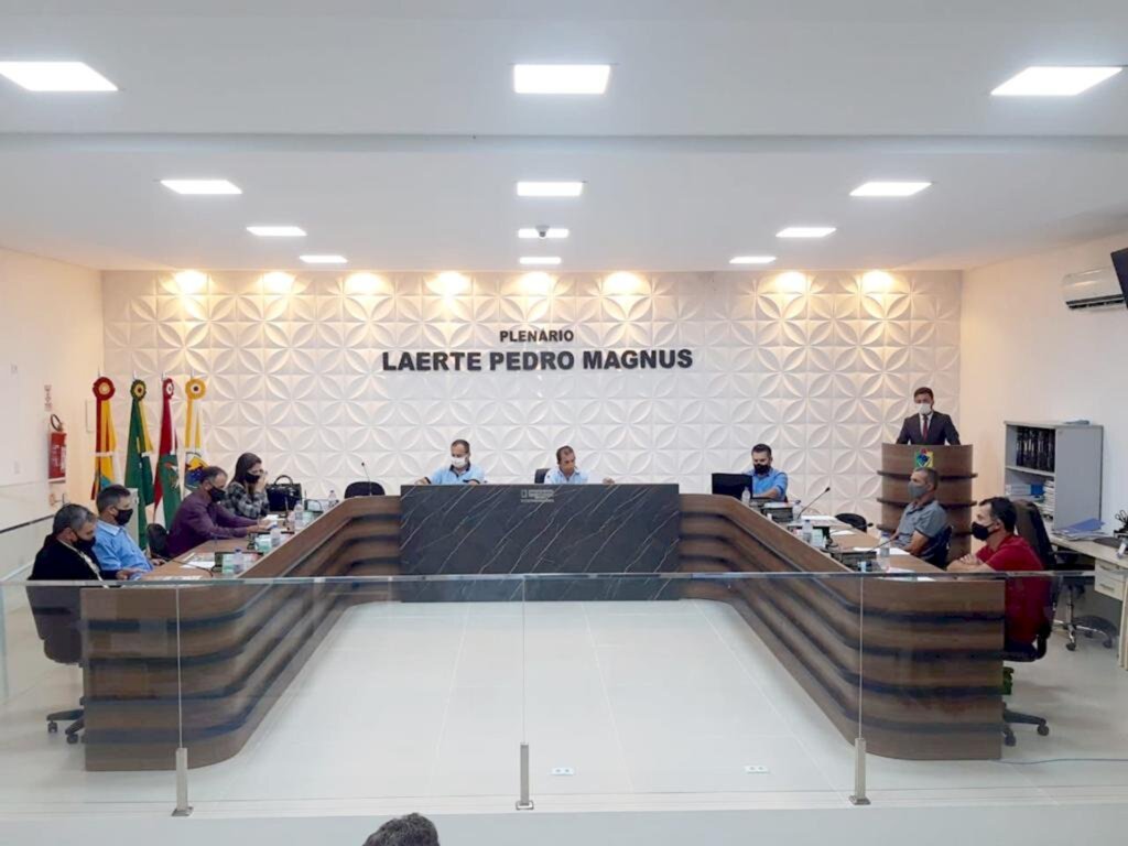 VEREADORES DE SÃO JOÃO DO SUL APROVAM PROJETOS IMPORTANTES PARA O MUNICÍPIO EM SESSÃO MOVIMENTADA