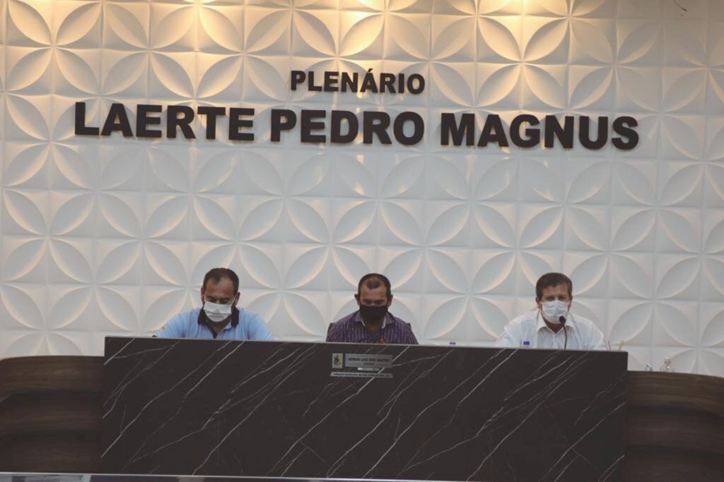 PREFEITO MOACIR TEIXEIRA AGRADECE NA CÂMARA DE  VEREADORES O APOIO RECEBIDO DURANTE O SEU GOVERNO