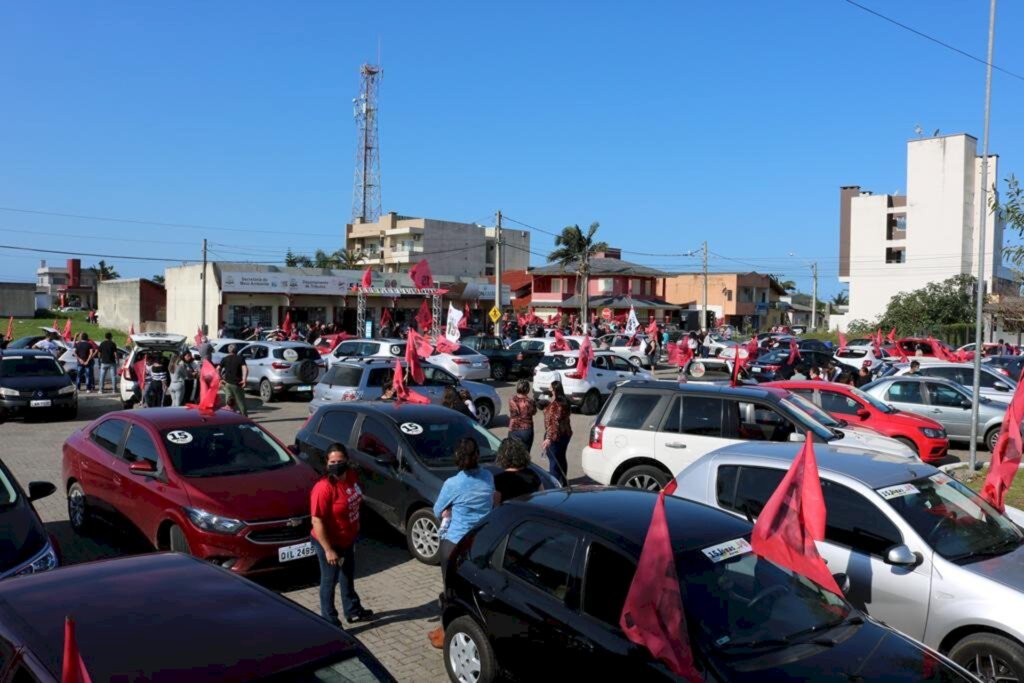 MAIS DE 200 CARROS PARTICIPAM DE CARREATA DE JONAS E ÁUREO EM PASSO DE TORRES
