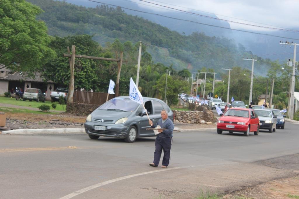 CENTENAS DE VEÍCULOS PARTICIPAM DE CARREATA DE FANICA E RODRIGO MARIANI EM PRAIA GRANDE