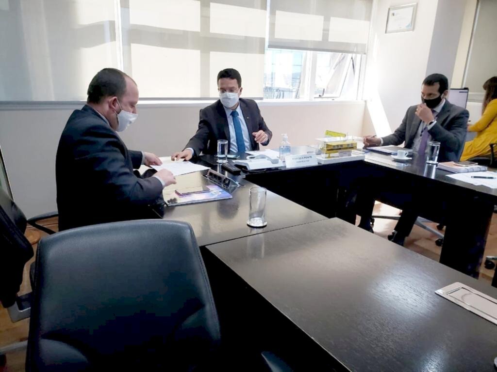 PREFEITO JONAS SOUZA  CELEBRA GARANTIA  DE MAIS RECURSOS PARA PASSO DE TORRES