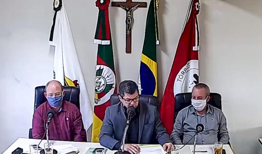 SECRETÁRIO CLÁUDIO PARANHOS USA A TRIBUNA DA CÂMARA DE VEREADORES EM TORRES
