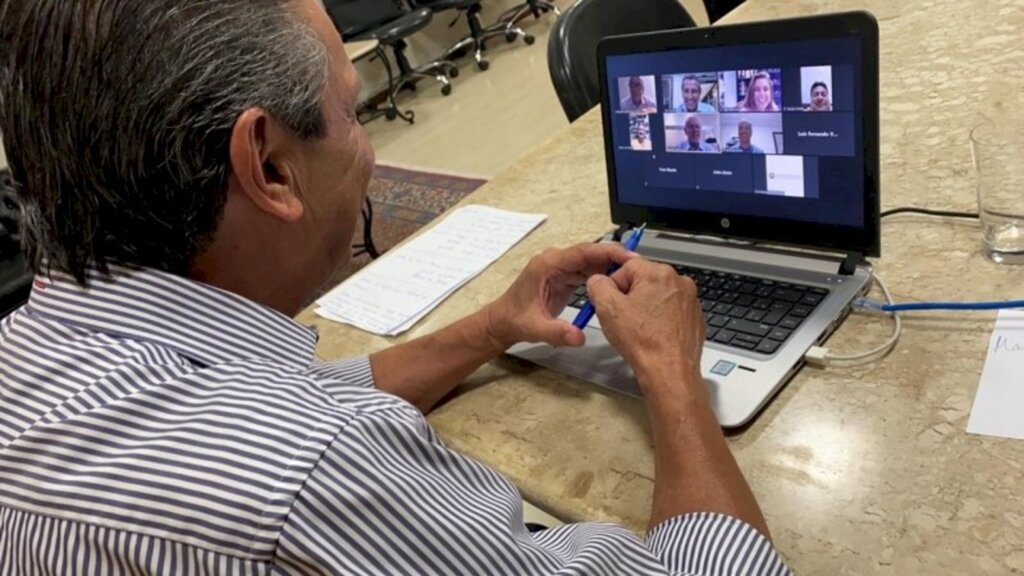 Reprodução - Deputado Julio Garcia participa de reunião com os líderes, de forma virtual, neste domingo (3).