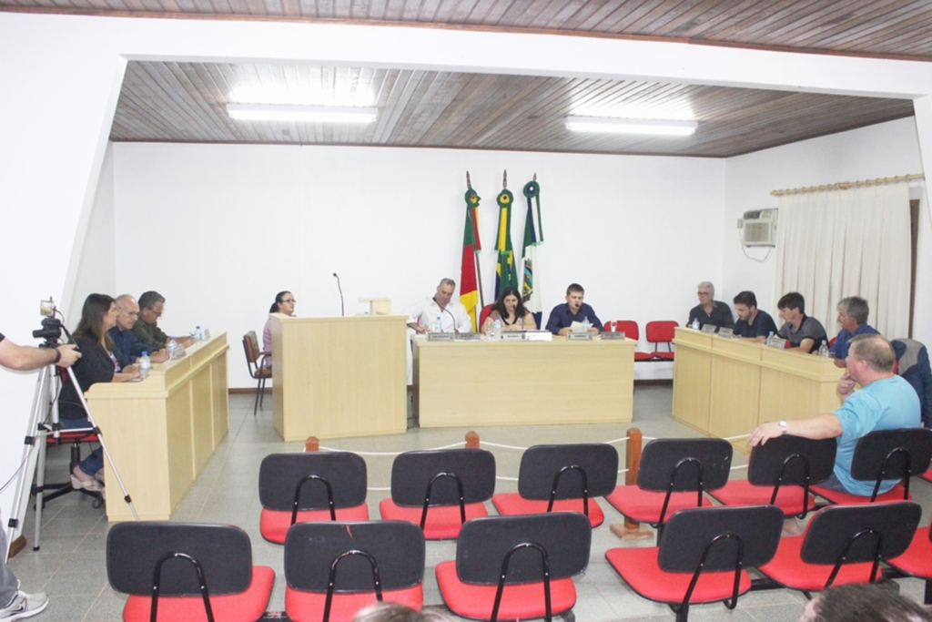 VEREADORES DEBATEM PROJETOS  IMPORTANTES PARA O MUNICÍPIO