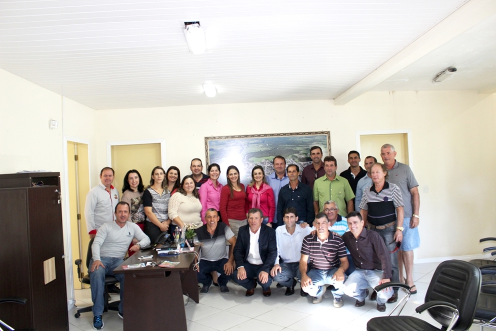 PREFEITO DE SÃO JOÃO DO SUL MOACIR TEIXEIRA COMPLETA  SEU SECRETARIADO PEDINDO EMPENHO E UNIÃO DA EQUIPE