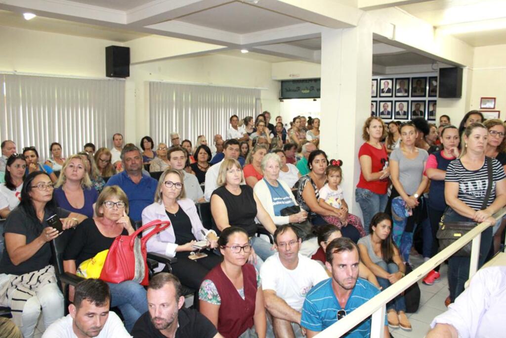 FUNCIONÁRIOS PÚBLICOS LOTAM A PLENÁRIA DA CÂMARA DE TORRES