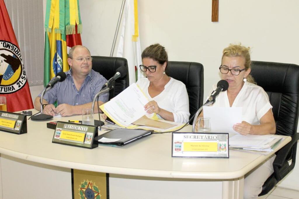 PREFEITO DE TORRES PARTICIPA  DA SESSÃO DA CÂMARA DE VEREADORES