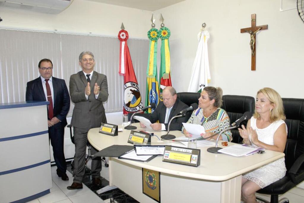 CARLOS SOUZA, FÁBIO AMORETTI  E VEREADORES ELEITOS TOMAM POSSE EM TORRES