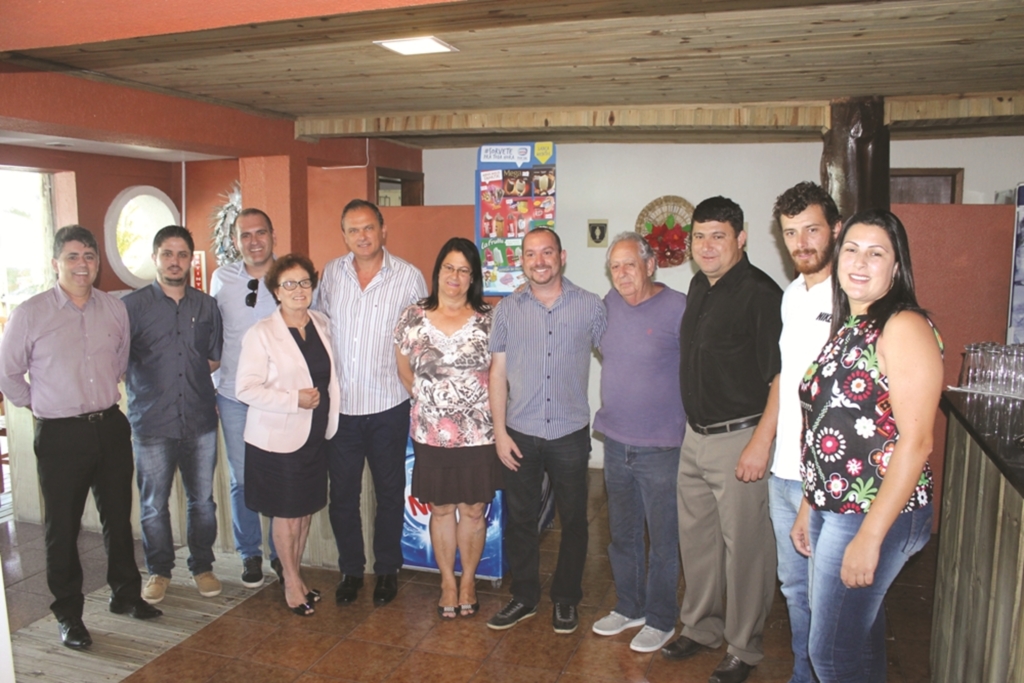 PREFEITO ELEITO DE PASSO DE TORRES JONAS SOUZA APRESENTA SUA EQUIPE DE TRABALHO