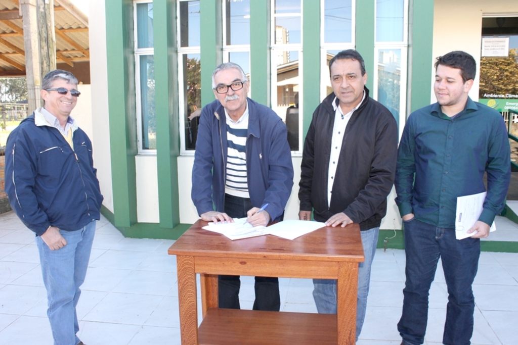 PREFEITO GODINHO ASSINA ORDEM DE SERVIÇO PARA PAVIMENTAÇÕES EM PASSO DE TORRES