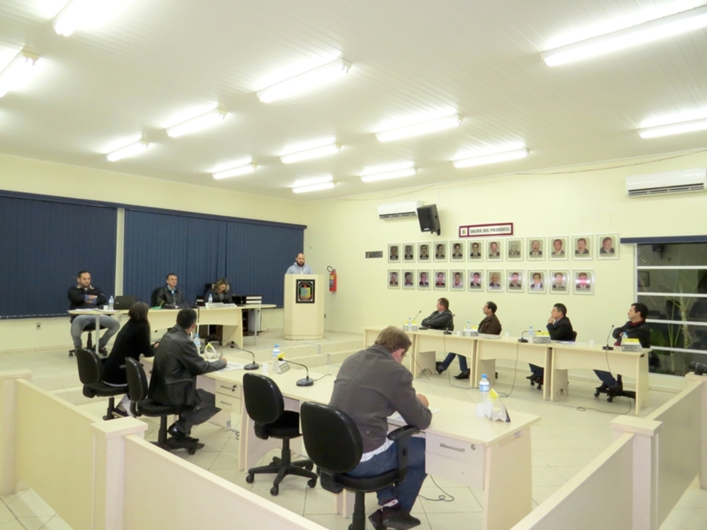 PROJETO DE LEI QUE EXTINGUE FUNCIONAMENTO DA EEB SERTÃO DO PIRITÚ É APROVADO NA CÂMARA
