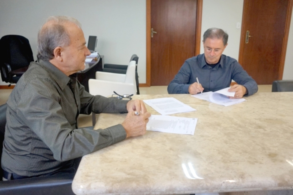 PREFEITOS DA REGIÃO DA ADR ARARANGUÁ ASSINAM CONVÊNIOS