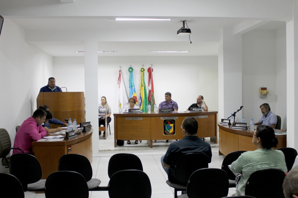 VEREADORES DISCUTEM IMPORTANTES ASSUNTOS NA SESSÃO DO LEGISLATIVO