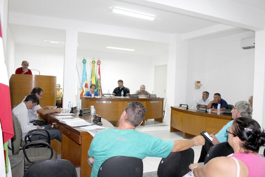 VEREADORES DE PASSO DE TORRES DEBATEM GASTOS NA OBRA DA SEDE DA CÂMARA