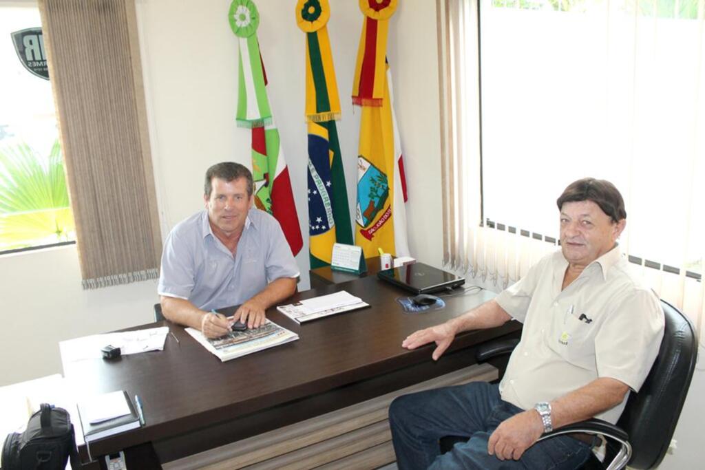 PRESIDENTE DA CEPRAG GRINGO VISITA O PREFEITO EM EXERCÍCIO MOACIR TEIXEIRA