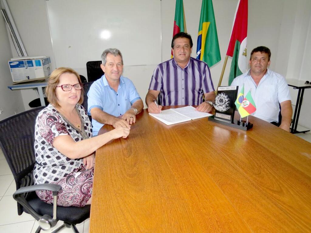 DIRCEU TOMA POSSE A FRENTE DA  PREFEITURA DE MAMPITUBA