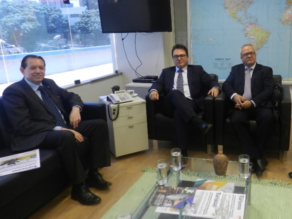DEPUTADO FEDERAL EDINHO BEZ JUNTO AO PRESIDENTE DA EMBRATUR AVALIA DIVULGAÇÃO DO BRASIL NO EXTERIOR
