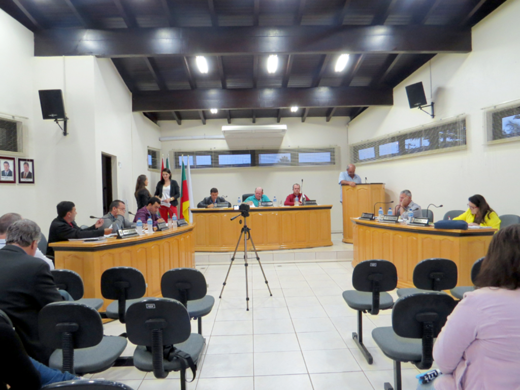 SESSÃO POLÊMICA NA CÂMARA DE VEREADORES DE MAMPITUBA