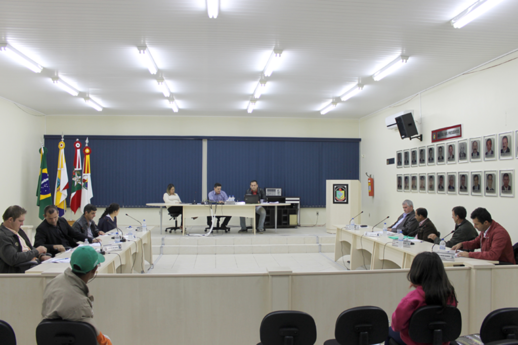 PROJETO DE LEI APRESENTADO  NA CÂMARA DE VEREADORES REDUZ SALÁRIOS DOS SERVIDORES MUNICIPAIS
