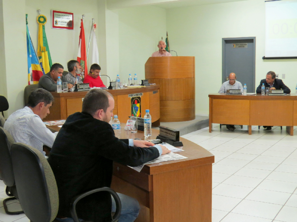 SESSÃO DA CÂMARA DE PASSO DE TORRES É MARCADA PELA VISITA DO PREFEITO GODINHO