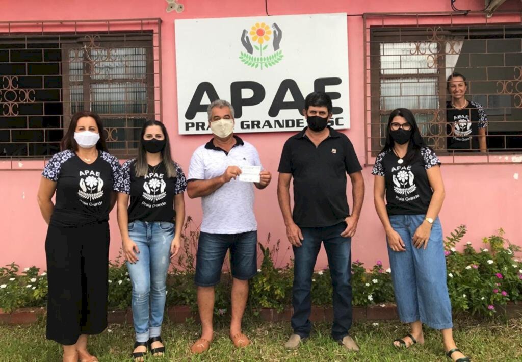 VEREADOR LORO GOMES FAZ DOAÇÃO À APAE DE PRAIA GRANDE