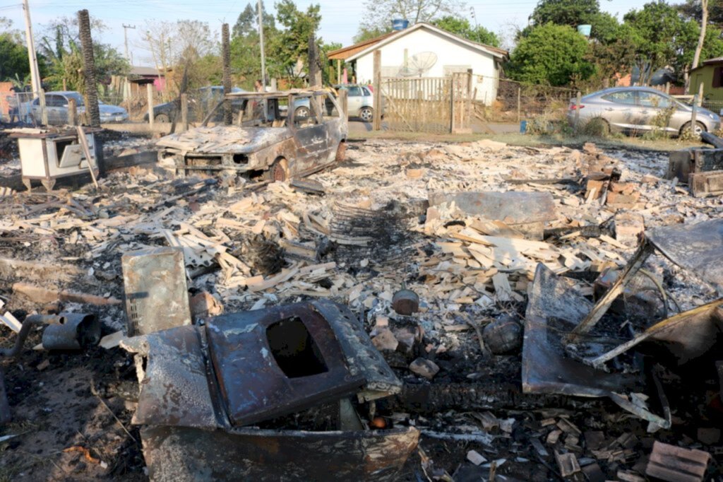 FAMÍLIAS QUE PERDERAM TUDO EM INCÊNDIO PRECISAM DE AJUDA