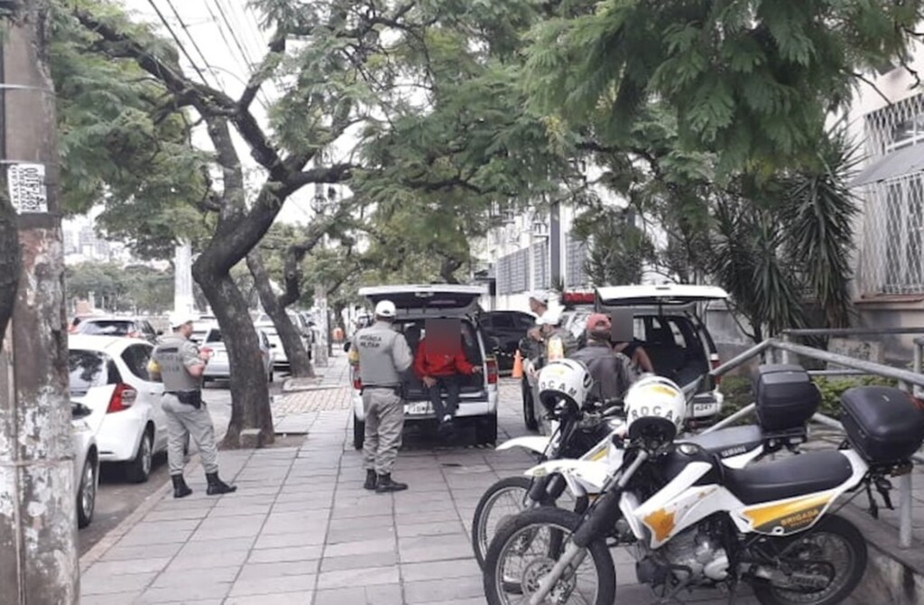 Estêvão Pires/RBS TV - Seis presos estavam algemados em viaturas na manhã desta segunda no Palácio da Polícia, em Porto Alegre