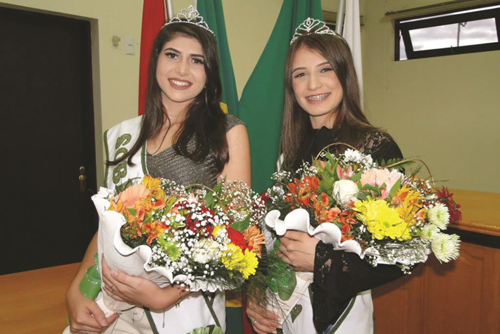 AMANDA SCHARDOSIM CARLOS E LAURA FLOR DE  OLIVEIRA SÃO AS NOVAS SOBERANAS DE MAMPITUBA