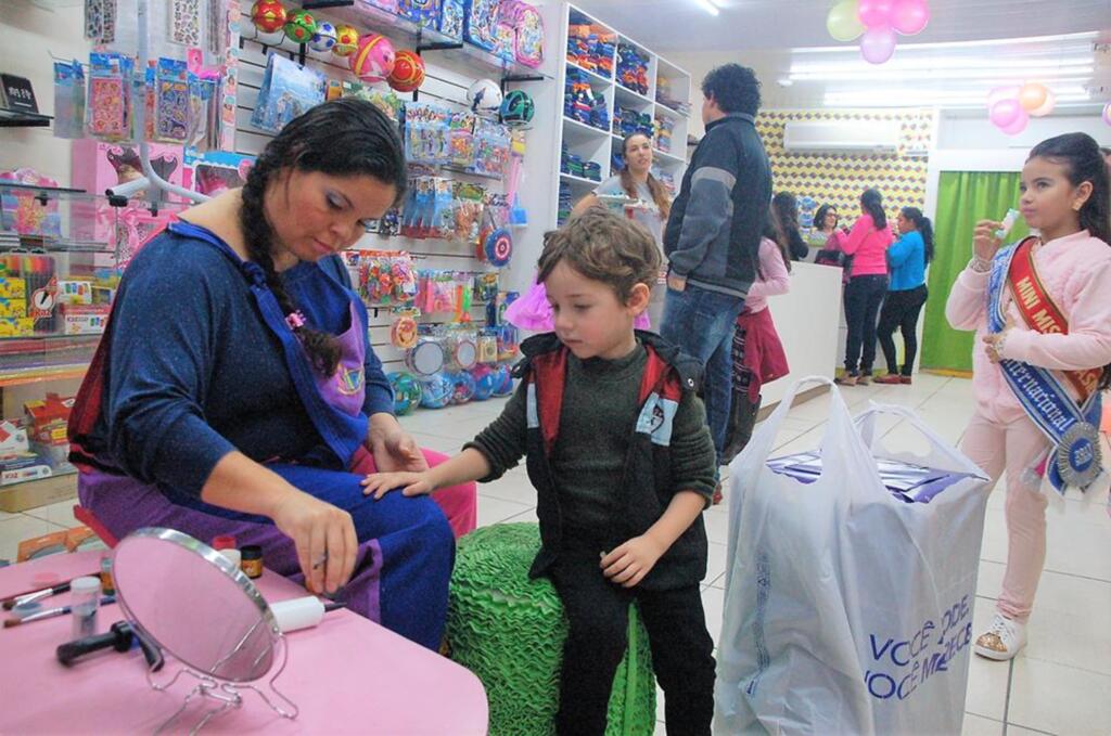 INAUGURAÇÃO DE LOJA CONTA COM PRESENÇA DE MINI-MISS