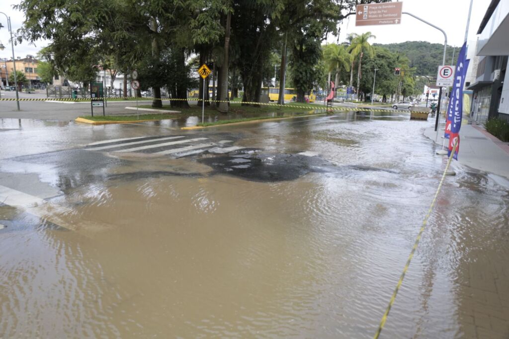 Águas de Joinville realiza reparo de vazamento na rua Nove de Março