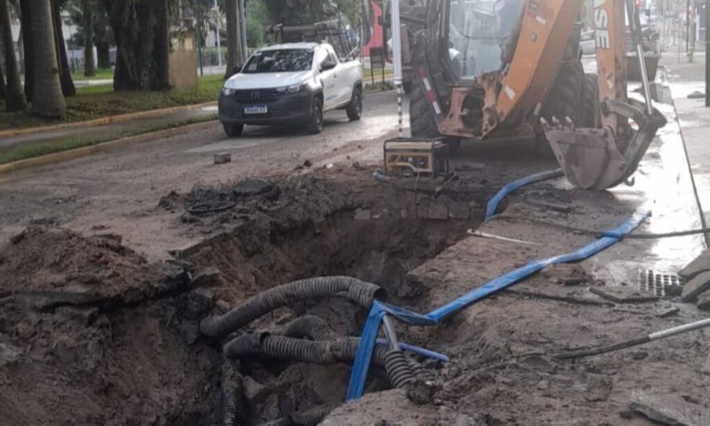 Reparo de vazamento na rua Nove de Março deve ser concluído ao longo de terça-feira