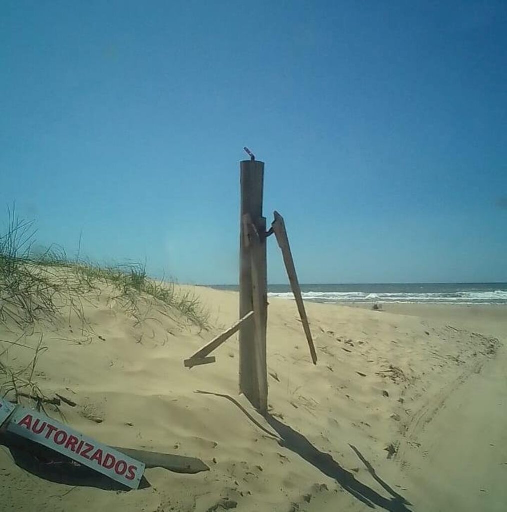 Vandalismo - Portão de acesso à beira mar é destruído