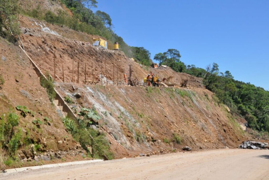 Obras de contenção na Serra da Rocinha envolvem soluções de engenharia e cuidado ambiental