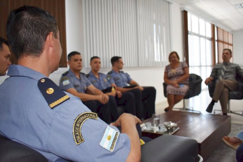 Policiais argentinos chegam ao estado para auxiliar no atendimento a turistas