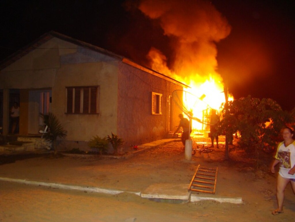 Barraco pega fogo em Meleiro